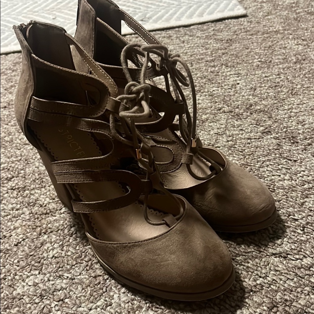 Restricted Brown Leather Heels Classic Design